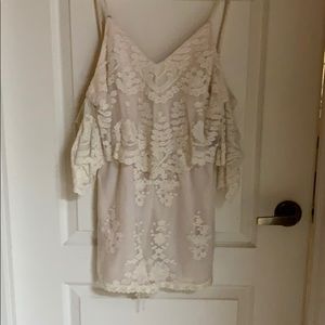 Cream Lace Roller w Off-the-Shoulder Sleeves